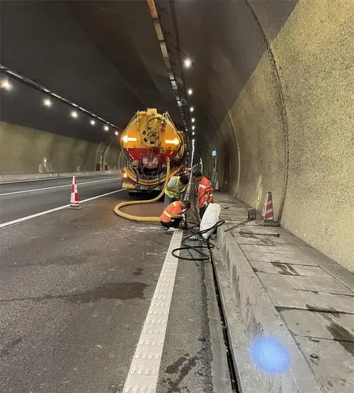 谢岗镇隧道排水渠清淤